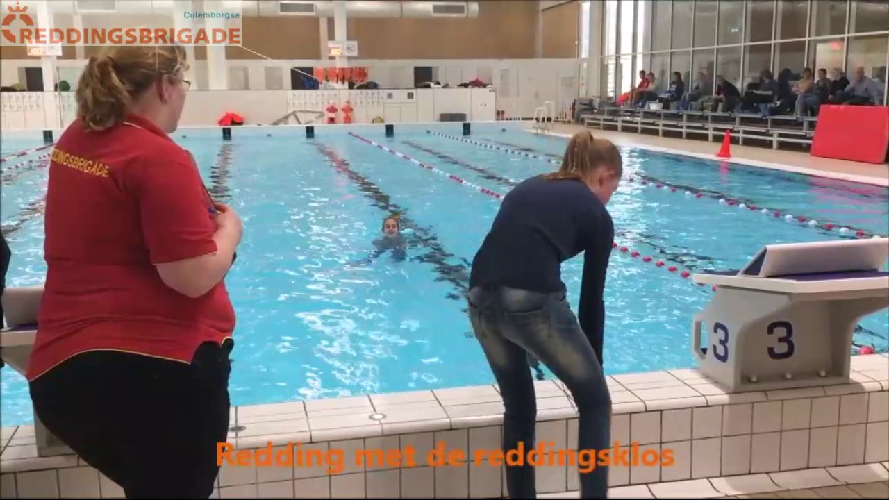 Culemborgse Reddingsbrigade zwemmend redden.