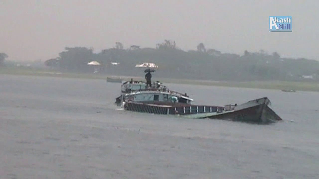 How Funny The Almost Sinking Sand Trawler is Running | দেখুন ডুবন্ত বালি ট্রলার কিভাবে চলছে