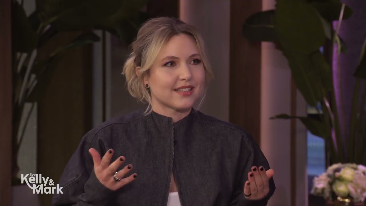 Taylor Tomlinson Got Over Her Stage Fright While Doing Stand-up Every Night