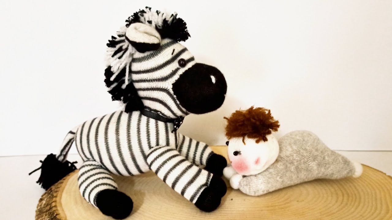 🦓 КАК СДЕЛАТЬ ЗЕБРУ ИЗ НОСКОВ-СДЕЛАТЬ СВОИМИ РУКАМИ-Так мило, детям понравится эта зебра