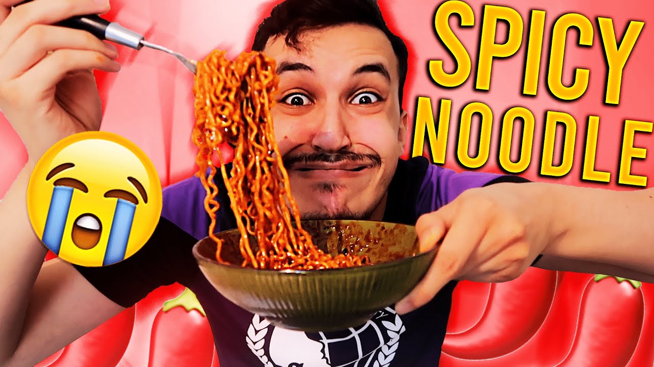 JE MANGE UN PAQUET ENTIER DES NOUILLES LES PLUS PIQUANTE DU MONDE !
