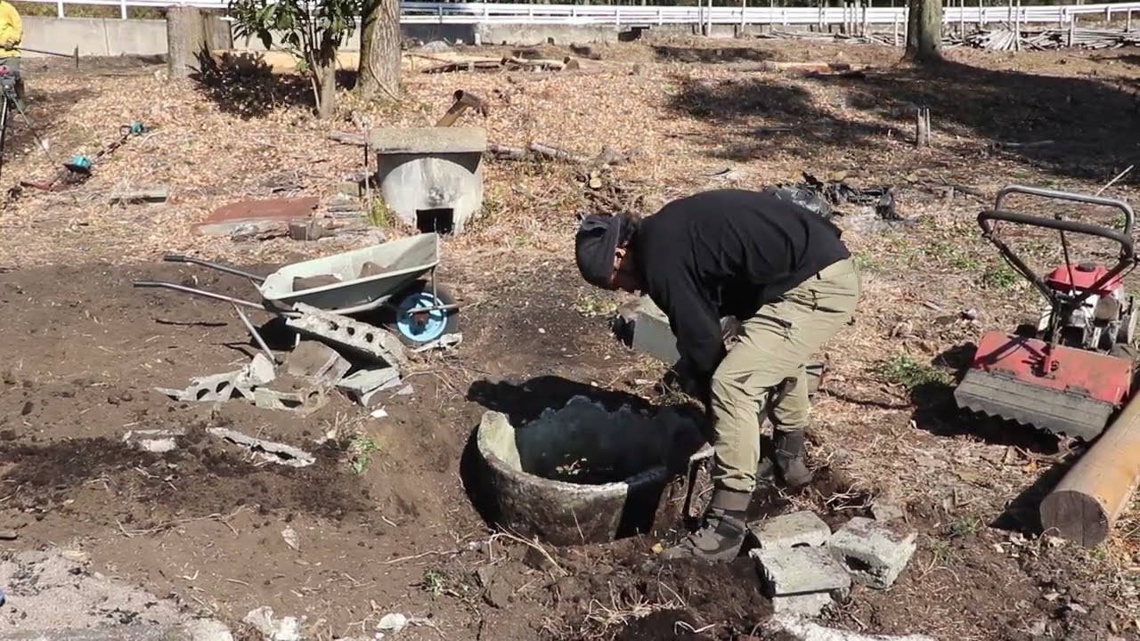 スコップで掘ってハンマーで破壊！昔の土管トイレ解体作業