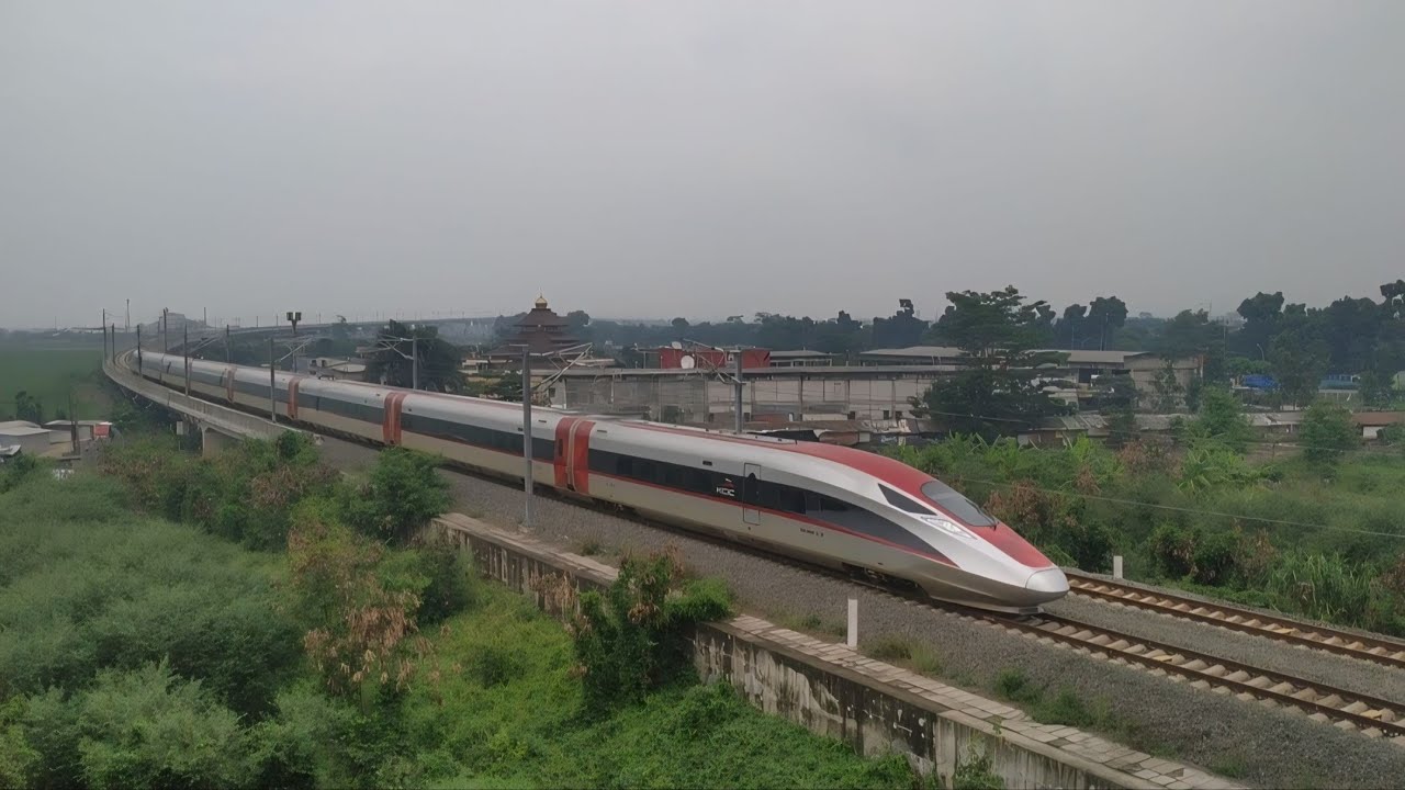 Beginilah Suara klakson kereta cepat Jakarta Bandung saat ingin memasuki Setasiun TEGALLUAR!