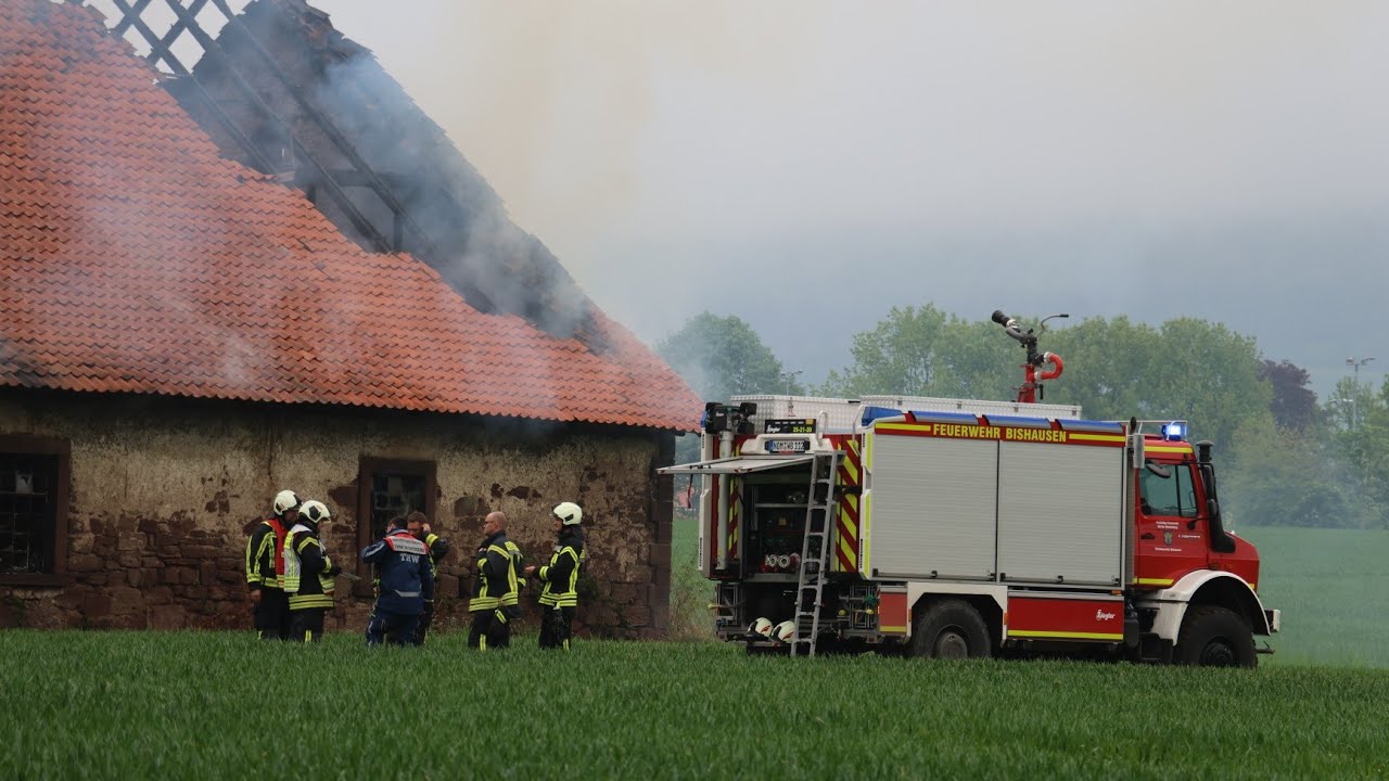 Scheune mit gelagerten Stroh beim Vorwerk Carlshof nahe Sudheim in Vollbrand