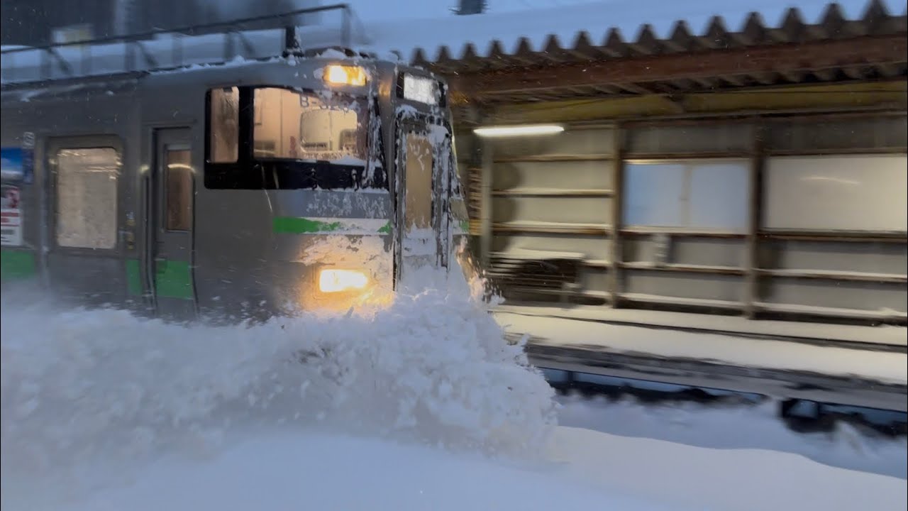 2月19日大雪で一気に積もった日の拓北駅第一列車