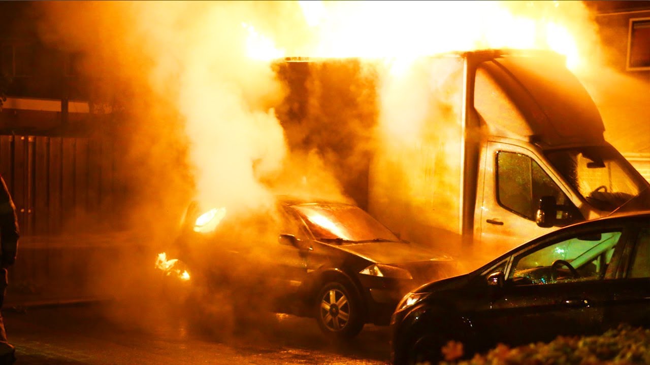 [Middelbrand] Auto en bestelbus in brand in Nijkerk (03-11-'17)