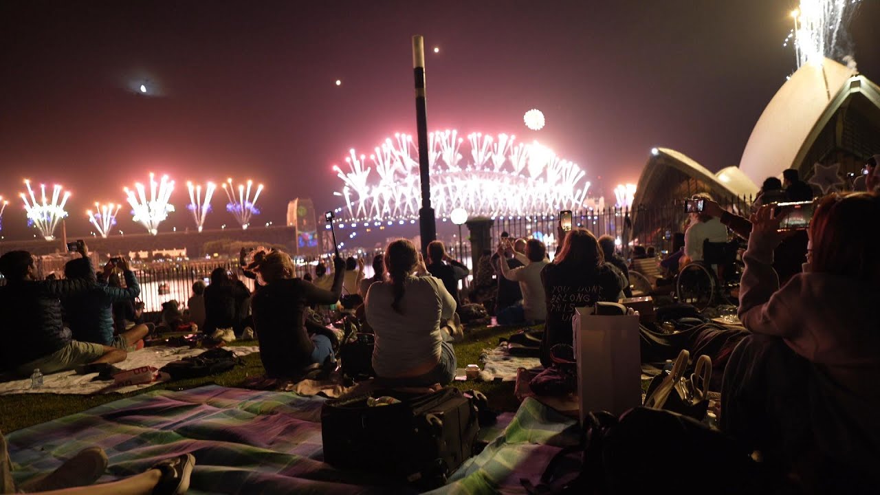 (4k) 2023 New Year Fireworks | Lawn with the view, Bennelong lawn | Sydney, NSW, Australia
