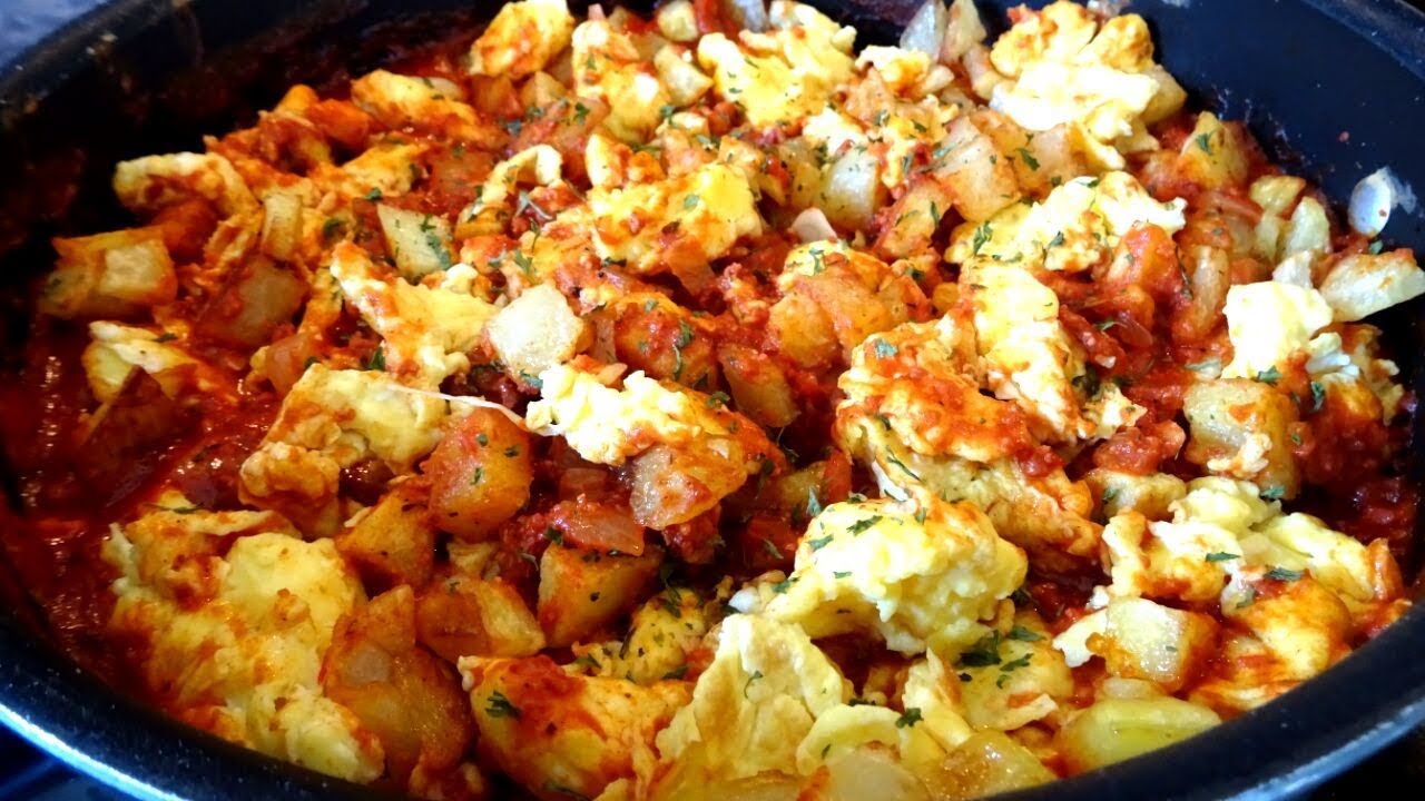 REVUELTO DE HUEVOS CON CHORIZO y PAPAS FRITAS. ESPECTACULAR. #revueltosdehuevo  #huevos