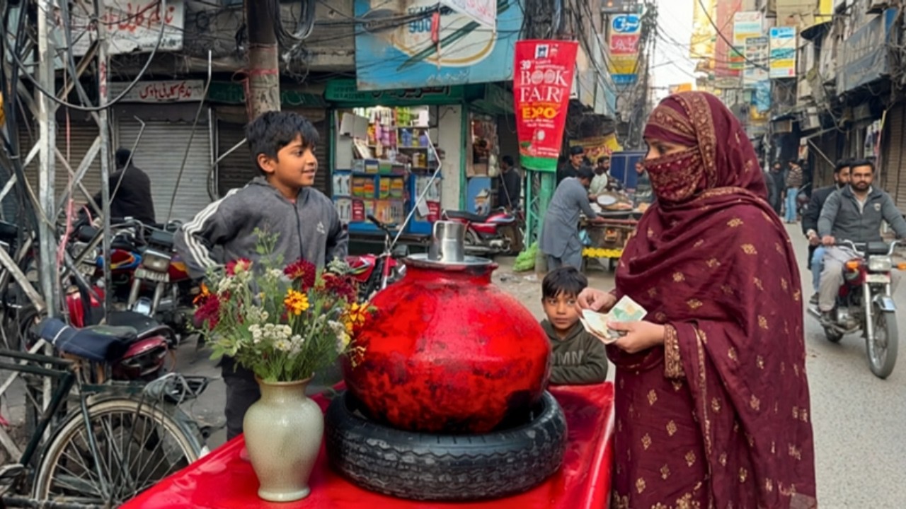 🇵🇰 Lahaur, Pakistan: Prawdziwe życie uliczne i jedzenie uliczne w Urdu Bazar | Wycieczka piesza 4K