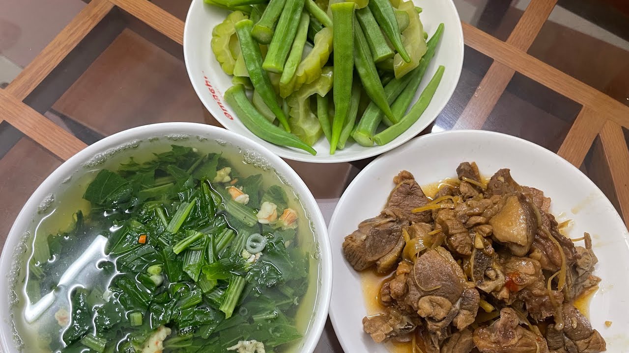 Простое блюдо: тушеная утка с имбирем и вкусный суп из горчичной зелени.