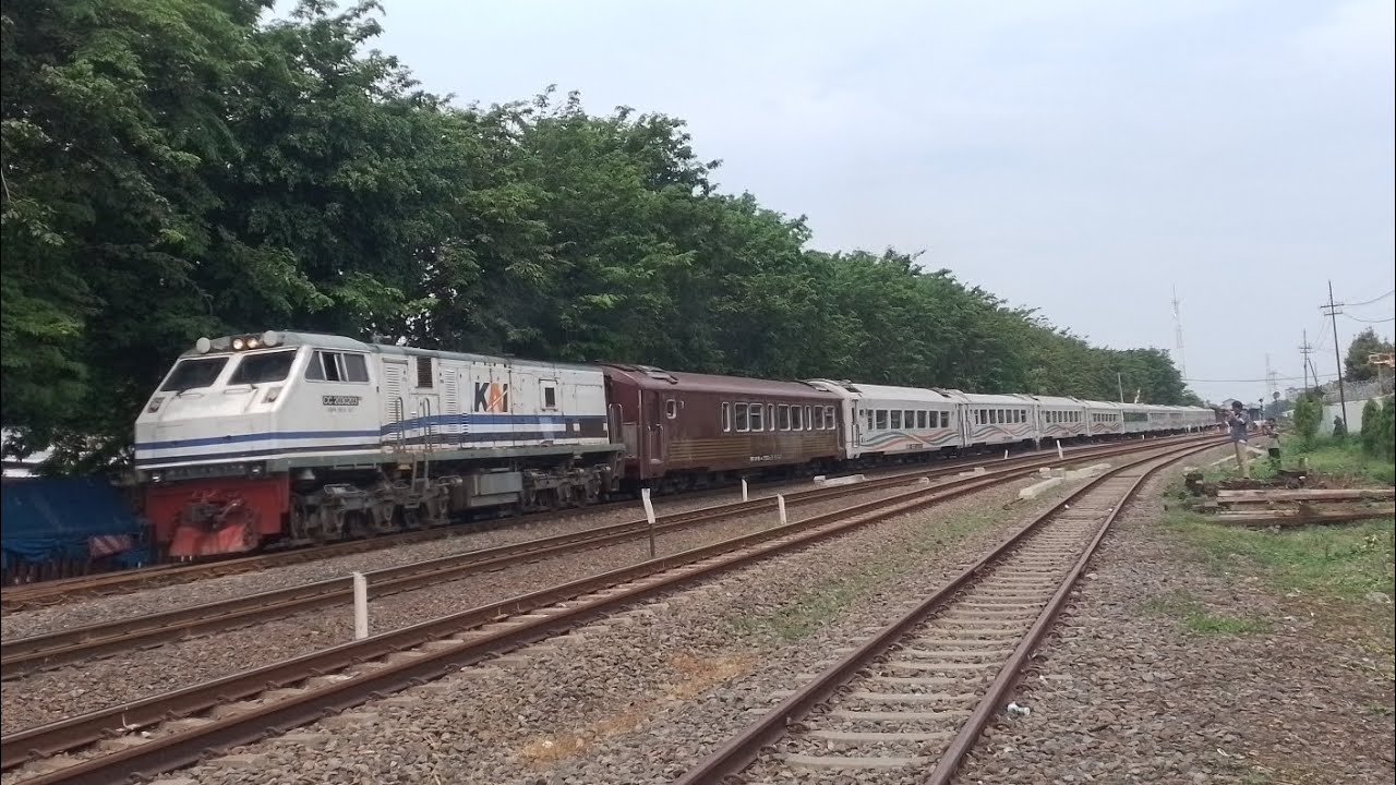 Perdana lok merah biru berdinas KA Sembrani Tambahan menuju gambir , jakarta !!!