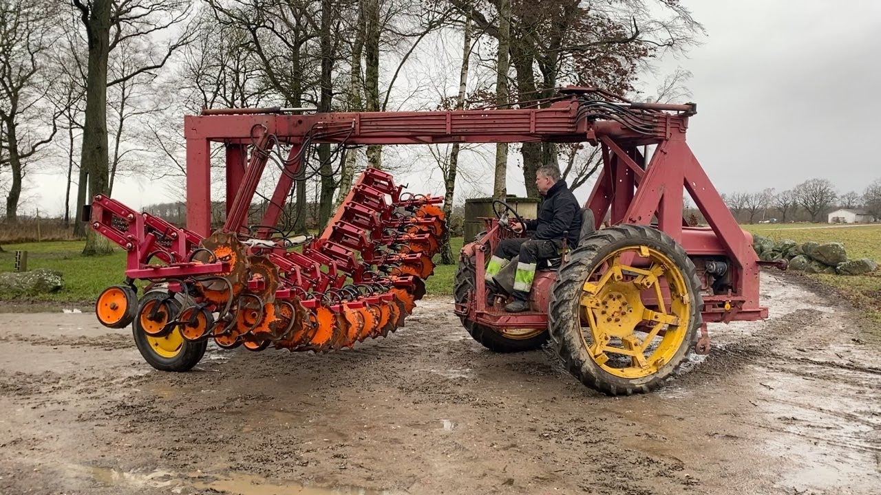 K&ouml;p Traktor Zetor med radhacka Kongskilde p&aring; Klaravik