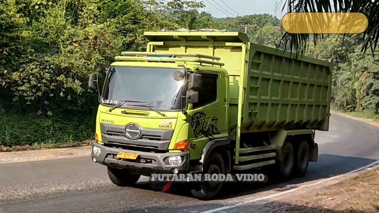 CONVOI TRCUK MELINTAS DI TANJAKAN BERJALAN PELAN MERAYAP DEMI KESELAMATAN 