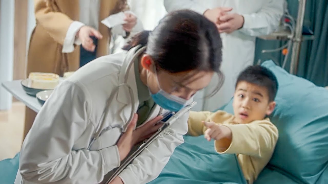 ค่ำคืนของซินเดอเรลล่ากับซีอีโอทำให้เธอไม่สบายใจ ความคิดเห็นของเด็กผู้ชายทำให้เธอหน้าแดงในที่ทำงาน