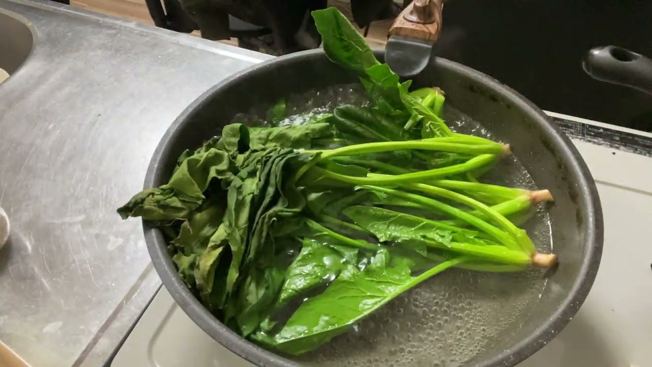 28歳独身一人暮らし男性がほうれん草のおひたしを作る