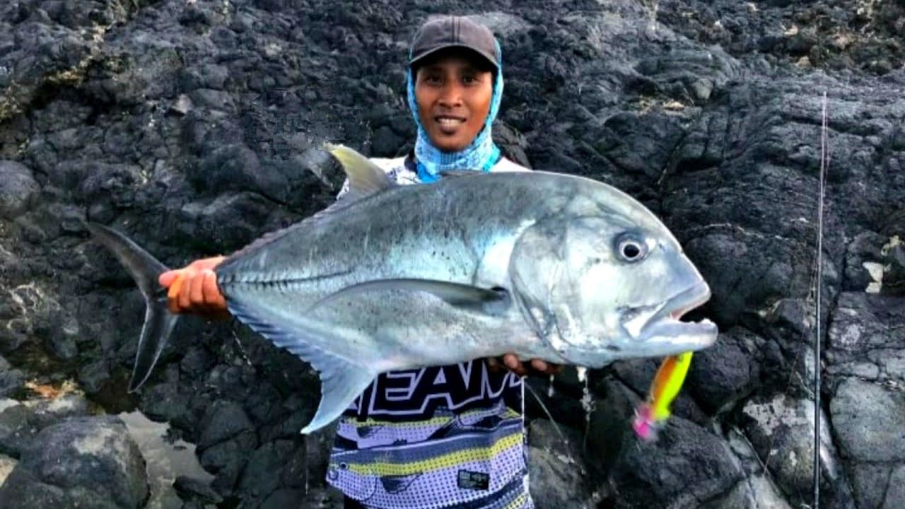 2 day rock shore fishing & camping in paus Island bali || black GT on popper coeball_bali
