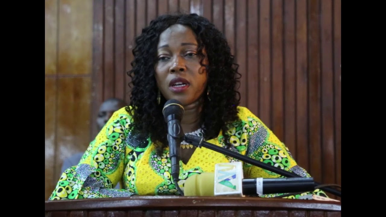 THE FIRST LADY OF THE REPUBLIC OF SIERRA LEONE MRS. FATIMA MAADA BIO MEETS WITH TRADER WOMEN