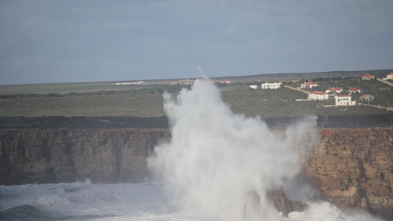 Sagres hohe Wellen, Huge waves in Sagres.