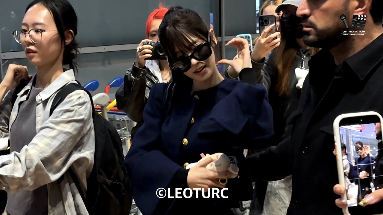 251003 (MEOVV) ANNA Paris Charles de Gaulle Airport arrival for CHLOE
