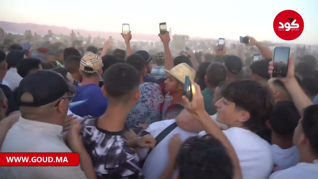 بحضور  الالاف . لحظات  مؤثرة .. ناصر الزفزافي حاضر لگنازة والده بأجدير