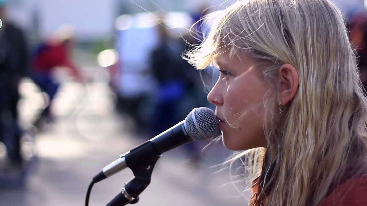 Alice Phoebe Lou - I Can't Get No (Satisfaction)