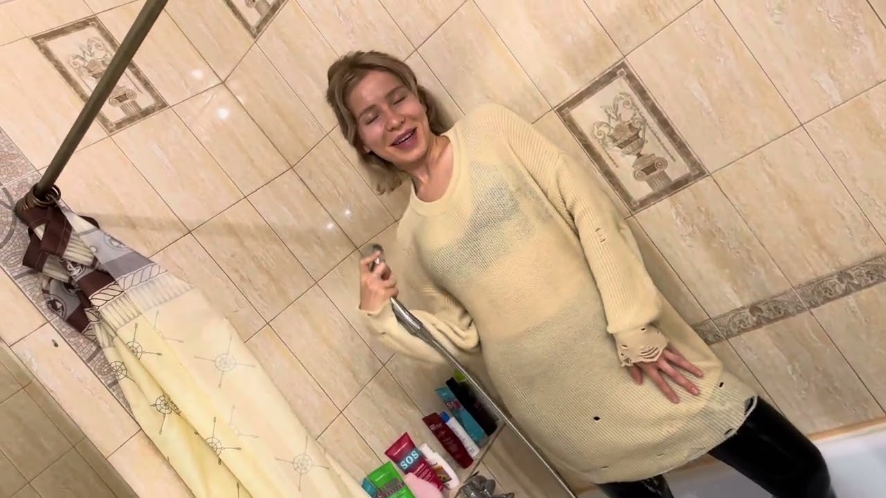 Wetlook Miss Viki / get wet and cut the clothes
