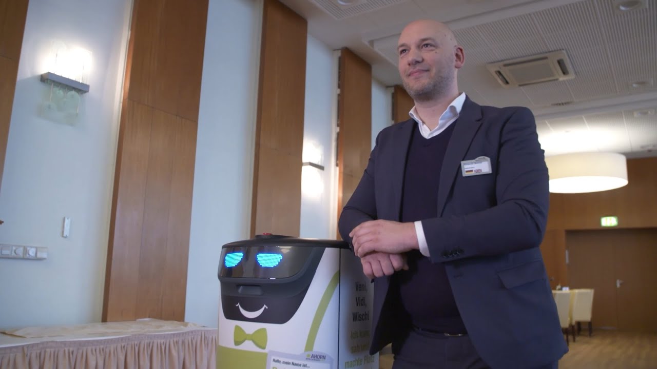 KI Nutzen. Mit der IHK. - Roboter als Unterstützung im AHORN Seehotel Templin