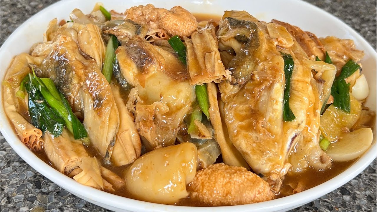 家乡腐竹焖鱼头，鲜香嫩滑，好吃不上火，汤汁拌饭也能吃两碗