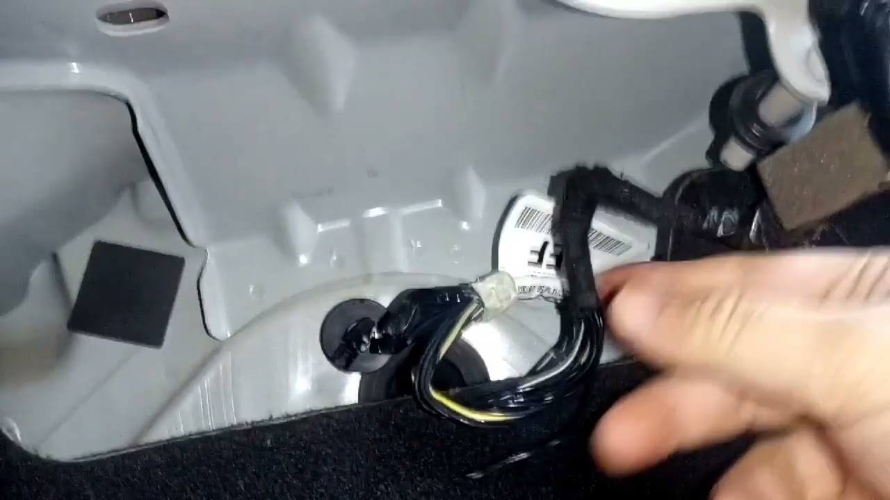 Solución falla apertura cajuela baúl luz de patente Focus 3