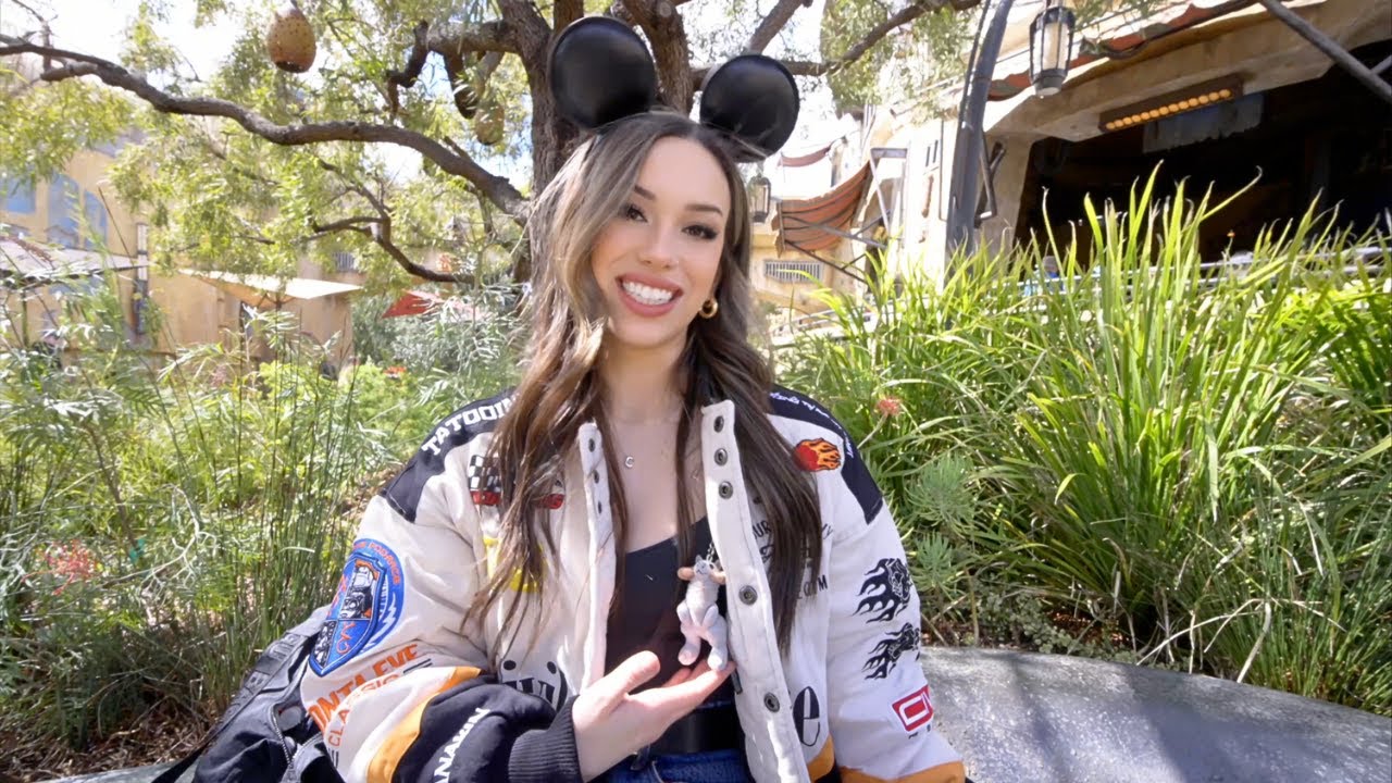 I Visited GALAXY'S EDGE!! 💫✨ (NEW lightsaber, meeting characters, merch, + more!)