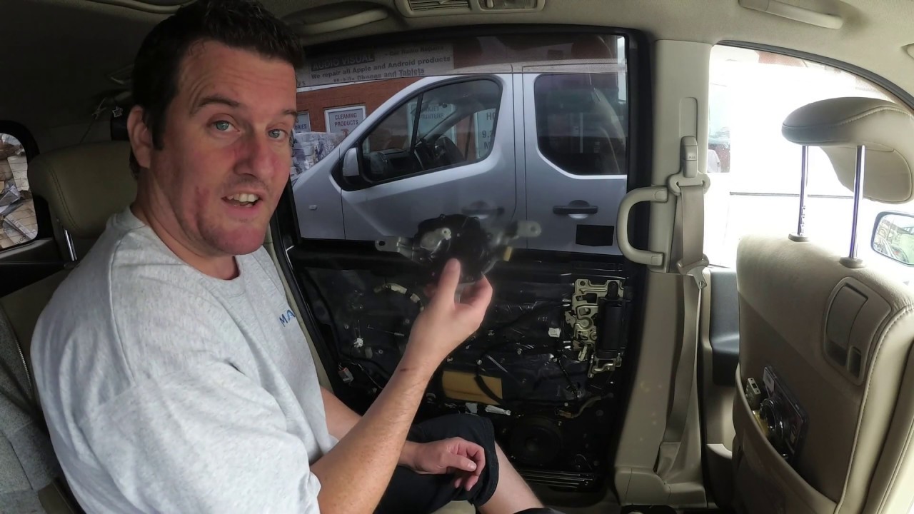 Ремонт электропривода раздвижной двери Nissan Serena, снятие дверной панели, часть 1