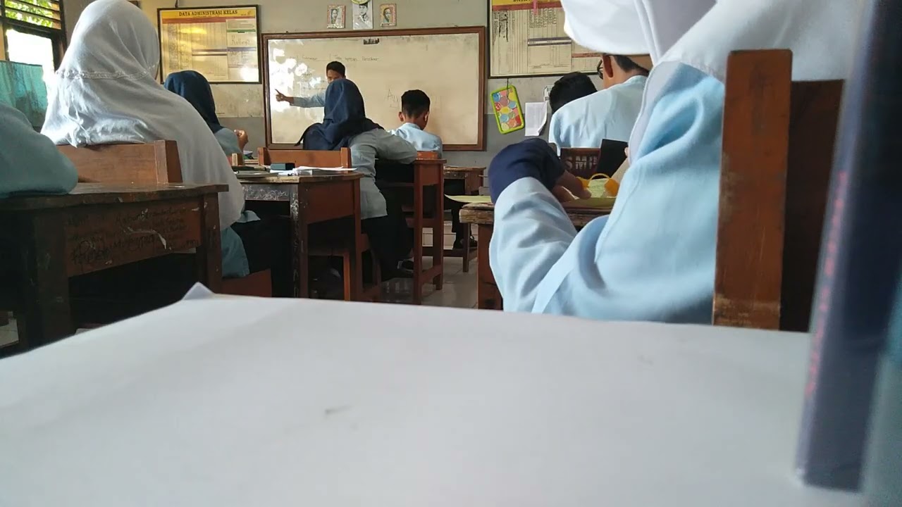 Maca Sajak Sunda Di Sekolah SMP