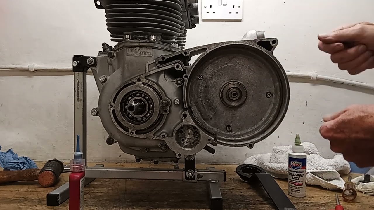 Triumph Trident T150V Engine Rebuild Part 40: Fitting the Clutch Housing and Clutch Hub.