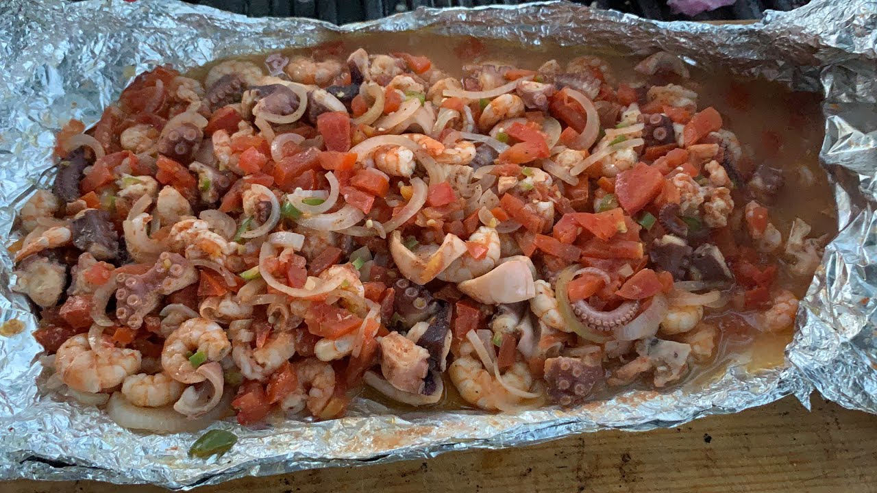 Platillo de dioses almohada de camarón y pulpo en las parcelas