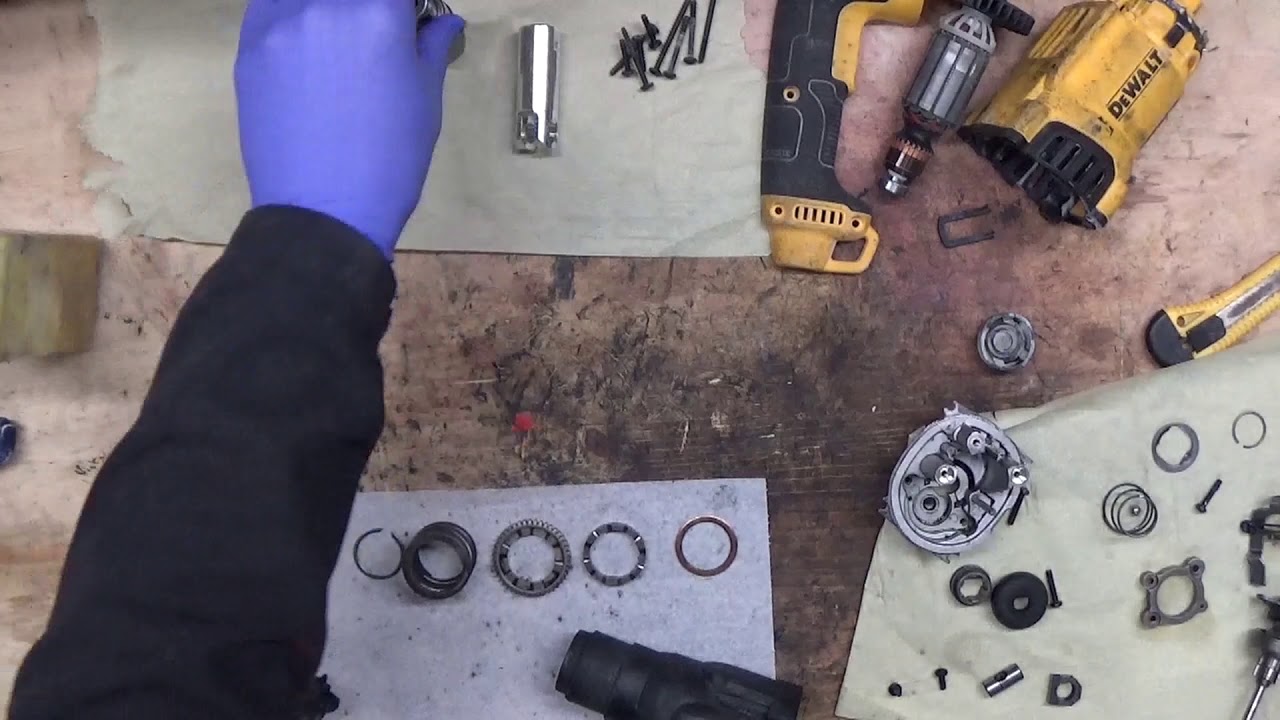 Ремонт перфоратора Dewalt D25133K. Держатель инструмента для цилиндров и уплотнительные кольца