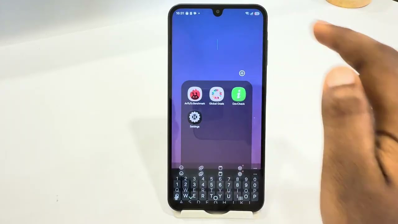 Как создать папку с приложениями на главном экране Samsung S26 Ultra