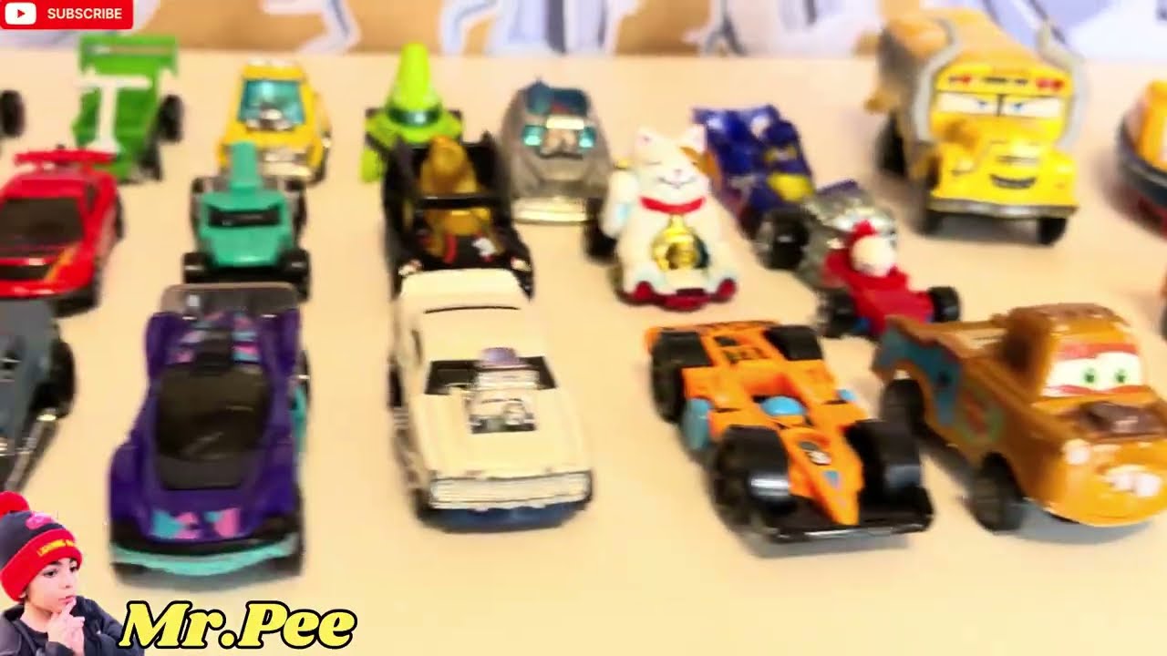 Toy Cars Sliding Into Blue & Red Water | Pixar Cars & Hot Wheels Fun vidio