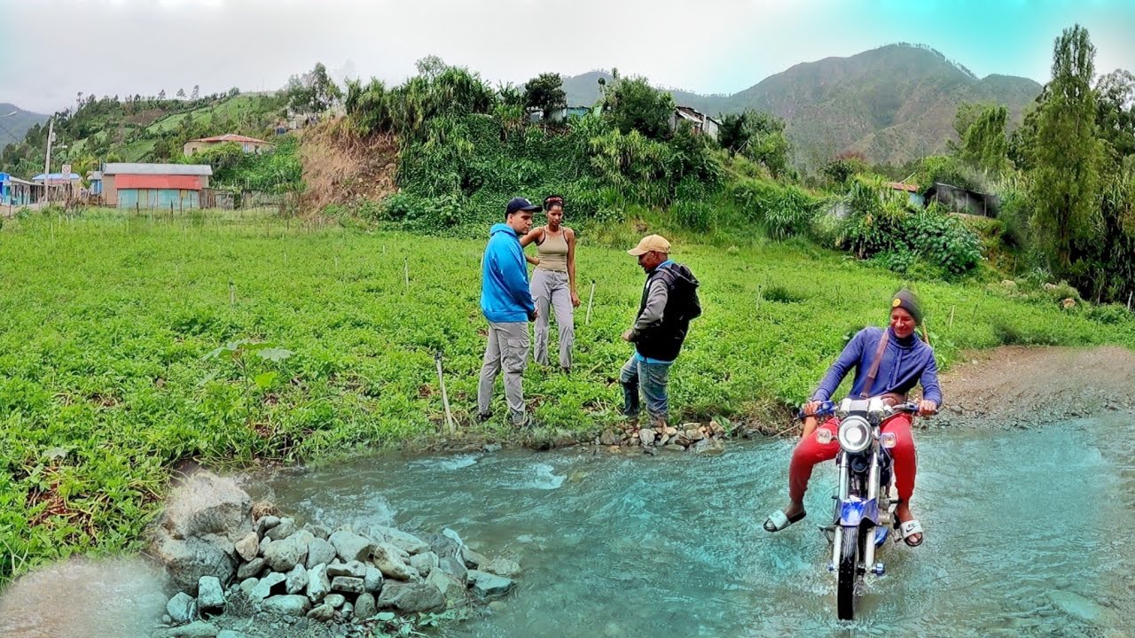 EL CAMINO AL RIO DE REPUBLICA DOMINICANA MAS PURIFICADO EN UN CAMPO LA VIDA ES PACIFICA