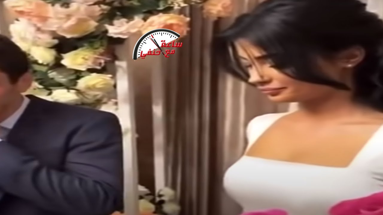 عروسه وهى بجوار عريسها فى الكوشه حبيبيها يعرض لها فيديوهات له فى غرفة النوم  فى قاعه الفرح