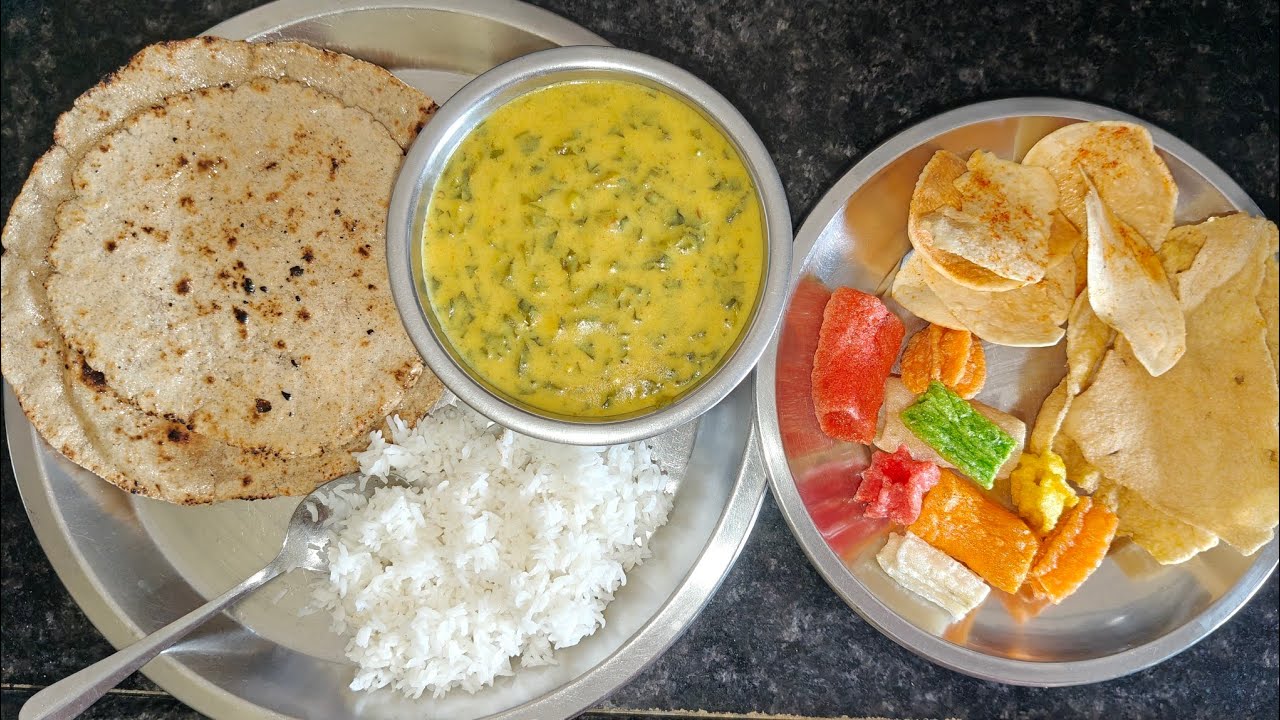 बथुआ की कड़ी और ज्वार की रोटी बहुतही स्वादिष्ट बथुआकी कड़ी ज्वाररोटी बनाई बहुतदिन बाद खाकर मजा आगया 