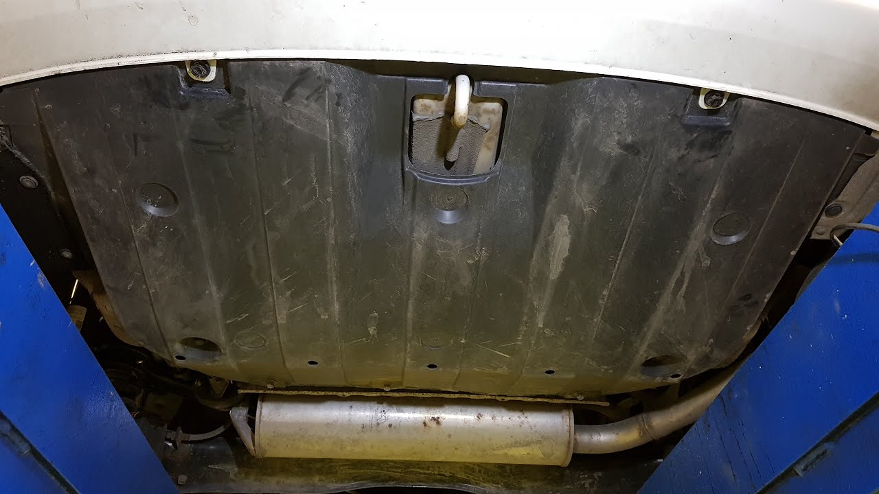 Demontaż tylnej osłony podwozia Honda Civic 2012 2013 2014 2015 5D Hatchback