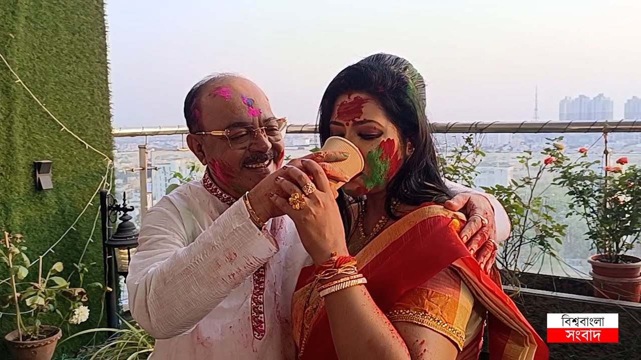 আঁচল টেনে বৈশাখীর গালে আবির মাখালেন শোভন, এক গ্লাসে চুমুক