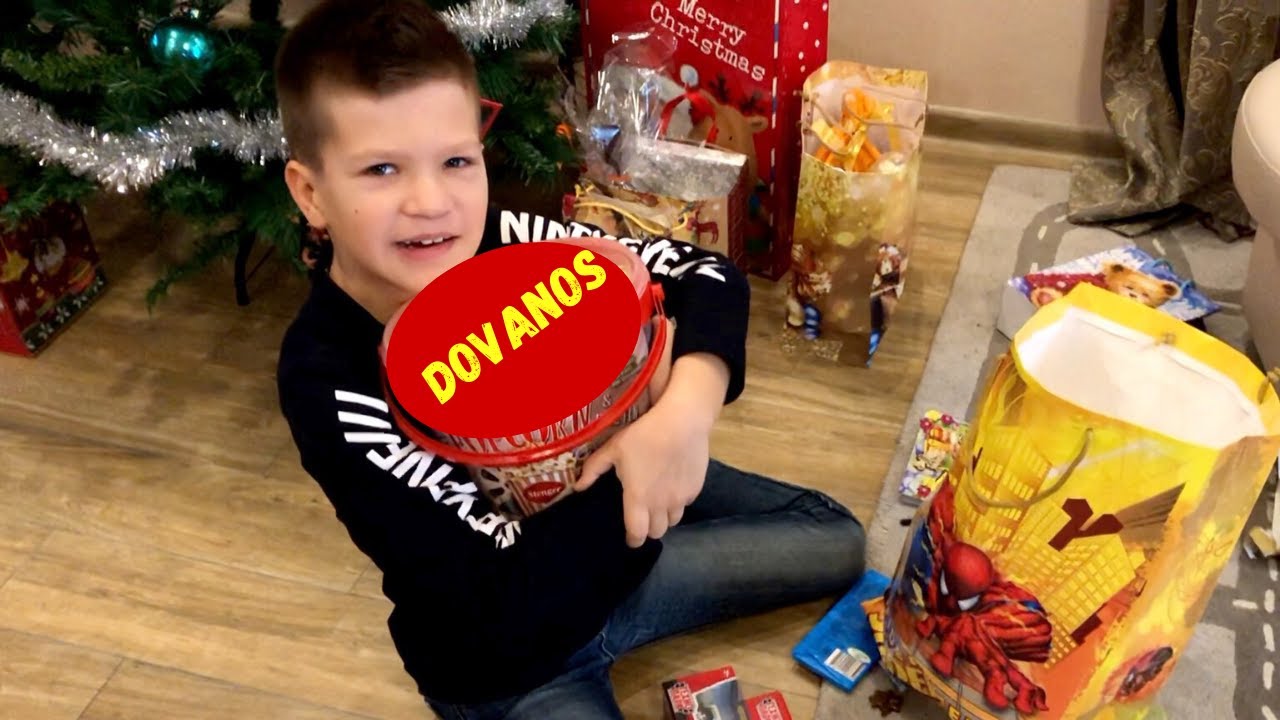 KĄ GAVOME DOVANŲ PER KALĖDAS. Puošiam eglutę ir išpakuojam dovanas. Kodėl Rokui iššoko akys?