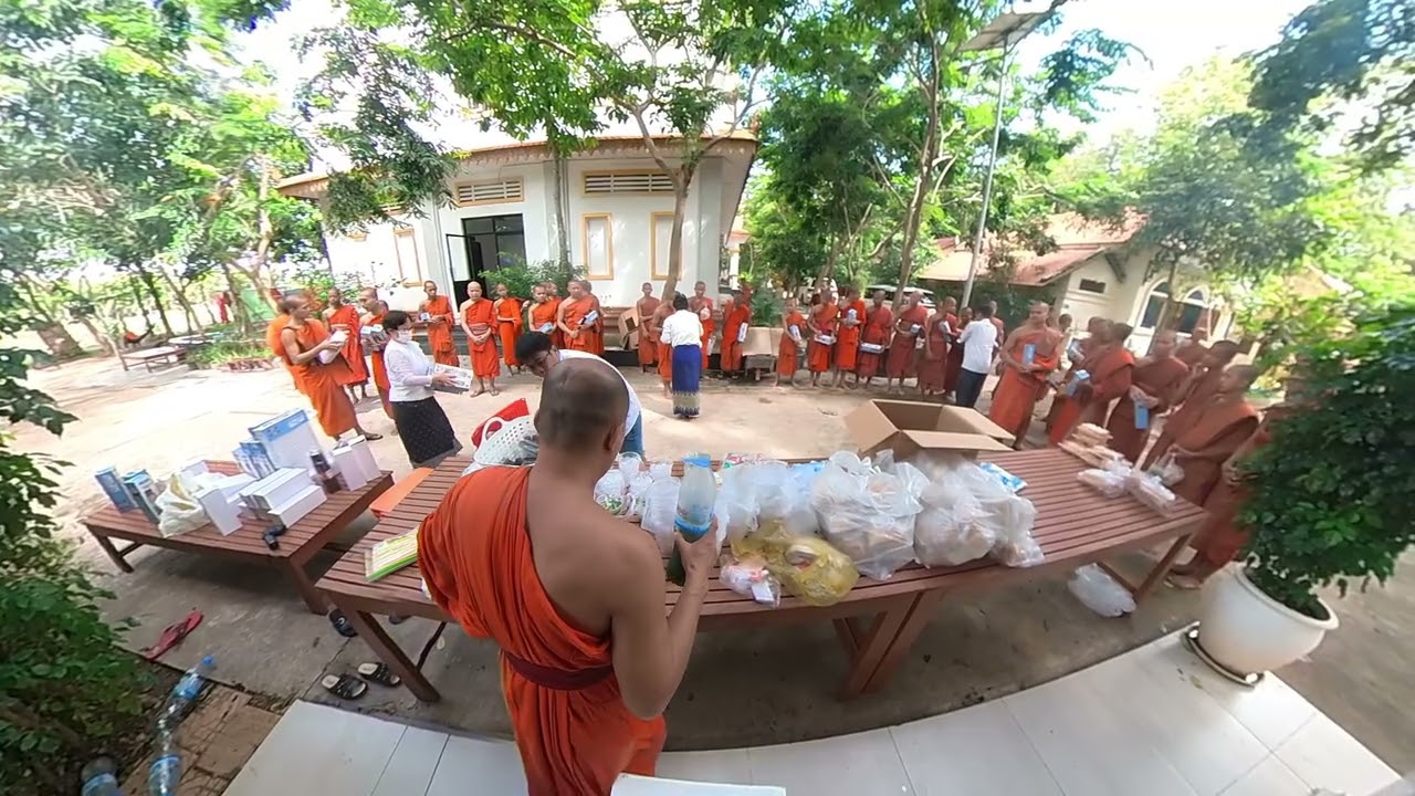 ប្រគេននំប៉័ងប៉ាតេ តែទឹកកក បំពង់ទឹកក្តៅ ផ្លែឈើ និងសាប៊ូលាងបាត្រ ព្រះសង្ឃវត្តគល់ទទឹង