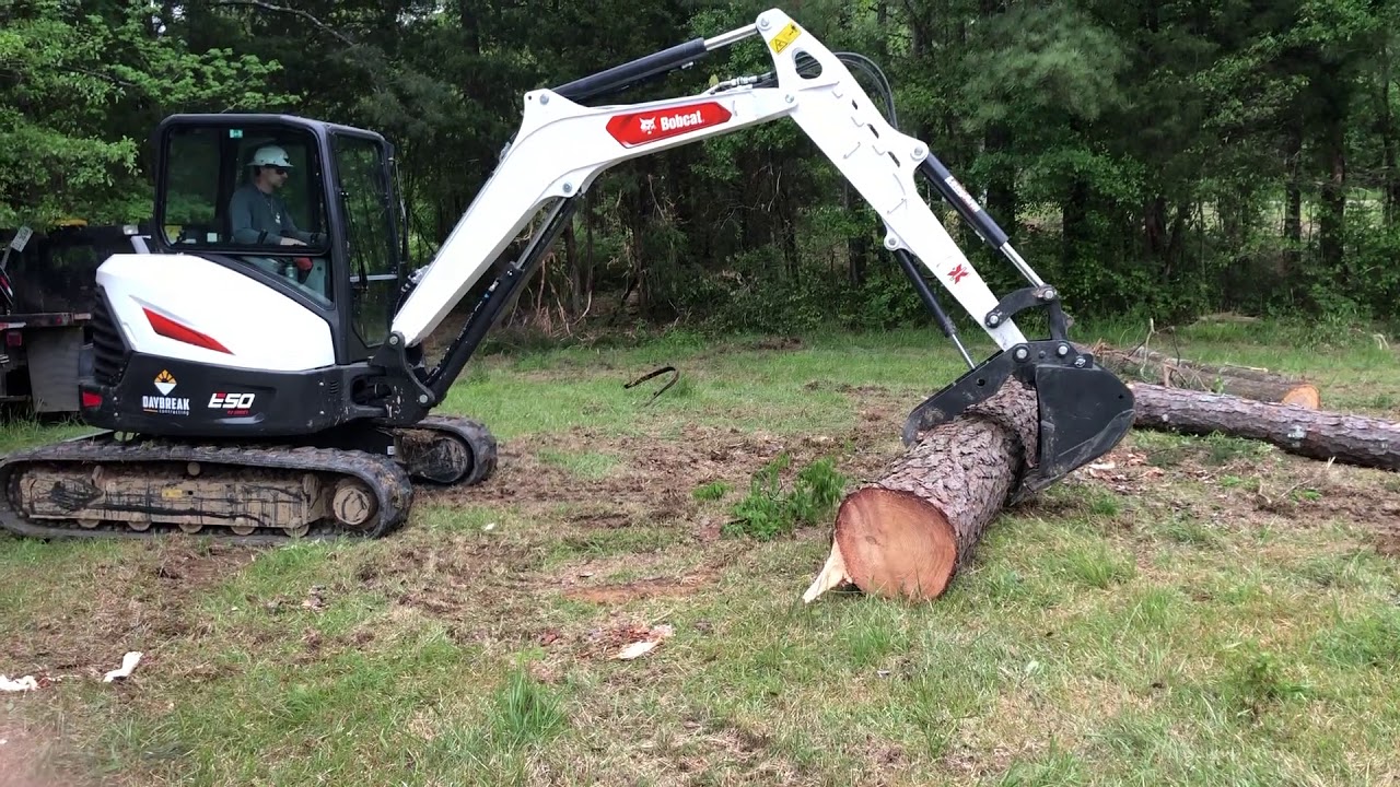 Bobcat E50 R2 loading some logs