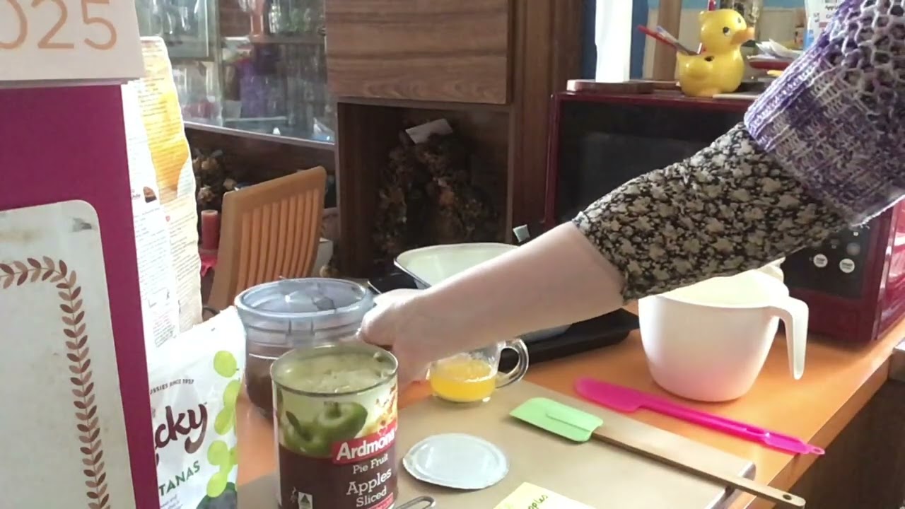 Cooking with Violet Vixen episode 517 apple crumble- only 4 ingredients 🙂