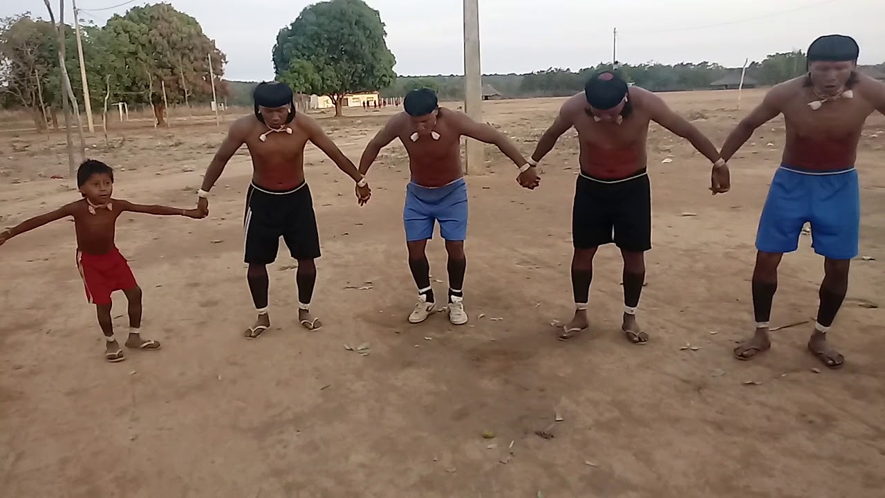 Índios xavantes dançando....