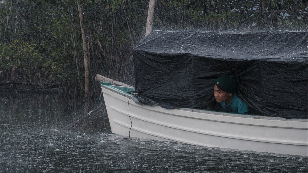 WORST EXPERIENCE OF BEING HET BY HEAVY A RAIN STORM IN A CAMPER BOAT ⛈️ CAMPING IN HEAVY RAIN