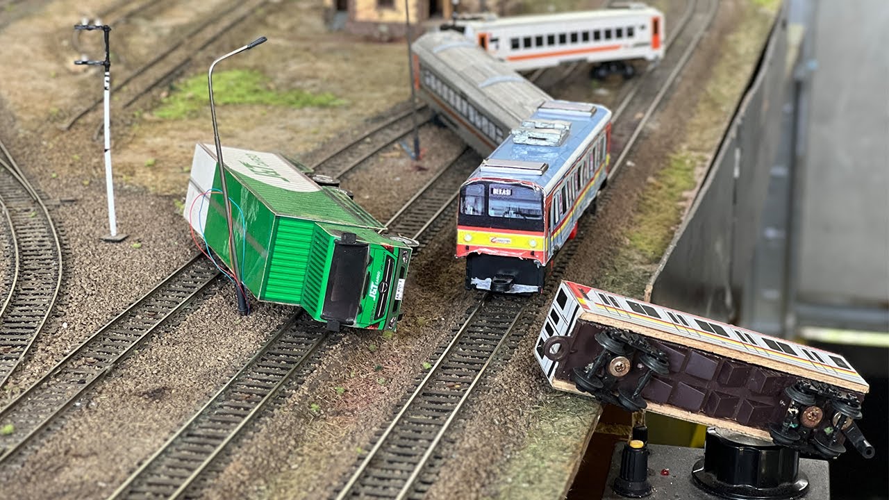 Kereta Api KRL Commuterline Anjlok dan Terguling Menabrak Truk Box Panjang Sampai Terjatuh di Rel