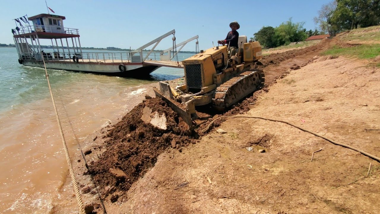 Start Opening New Developement !! Bulldozer MITSUBISHI Pushing Soil into Sea to Making Port Land 